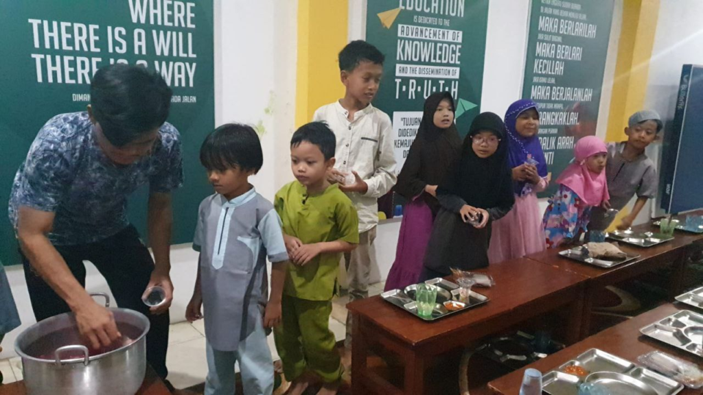 Buka Puasa Sunnah Asyura Santri Pesantren Al Hilal