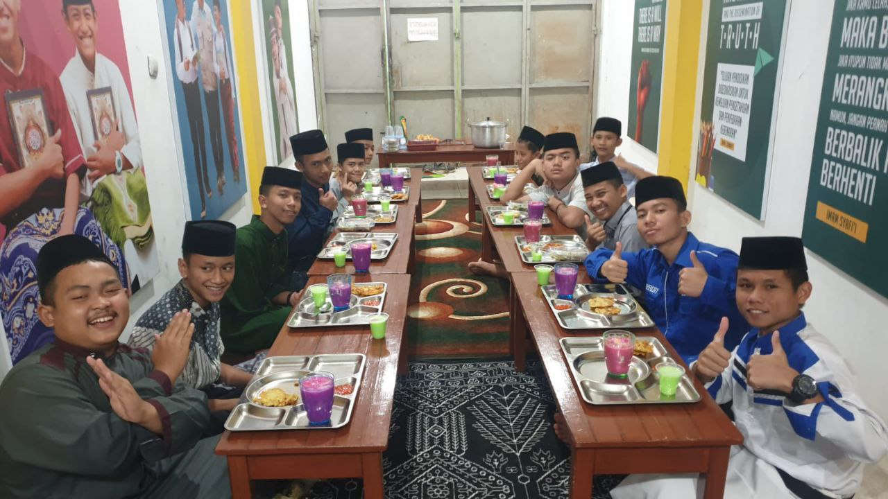 Buka Puasa Sunnah Asyura Santri Pesantren Al Hilal