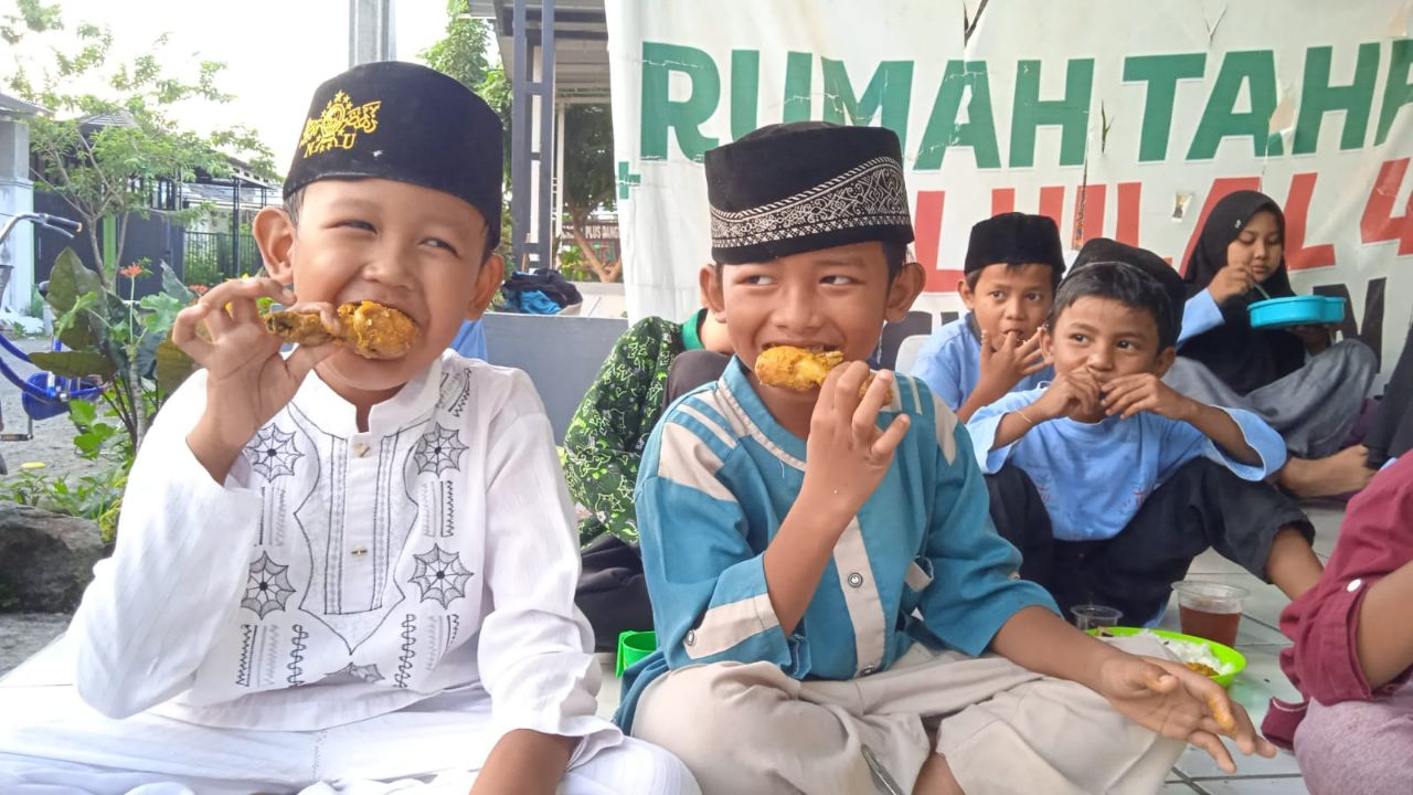 Nasi Jumat Berkah Untuk Santri Rumah Tahfidz Al Hilal Cirebon