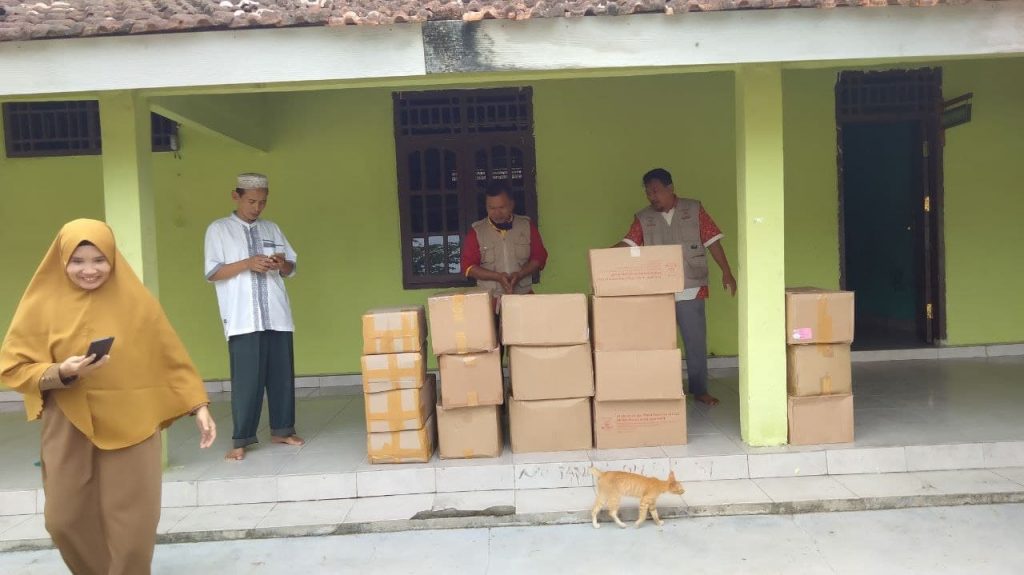 Sebar Wakaf Qur’an Sampai di Pondok Modern Madinah Lampung Timur