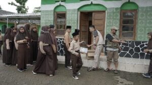 938 Mushaf Quran dan 70 Buku Iqro Disalurkan ke Pesisir Banjar Selatan