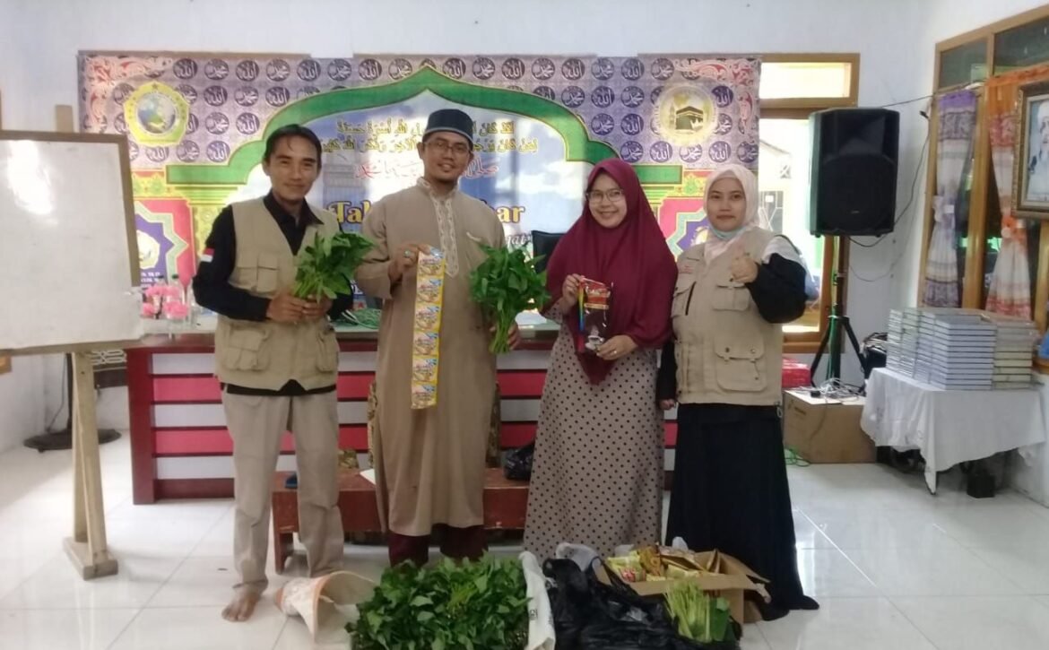 Komunitas Sahabat al Hilal Sumedang Berbagi Sembako untuk Pesantren