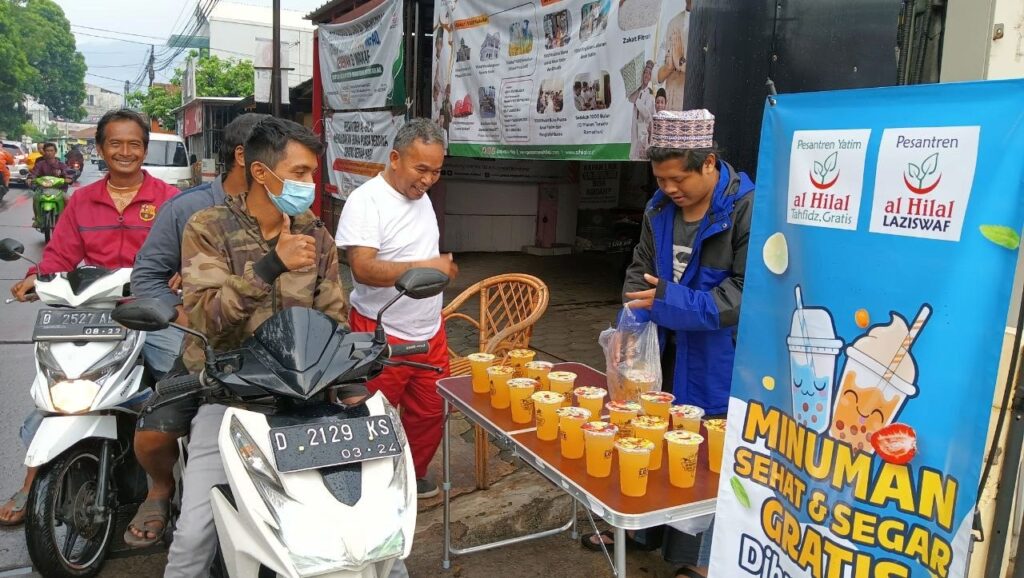 Kesegaran Minuman Takjil Kembali Dinikmati Masyarakat Cisaranten