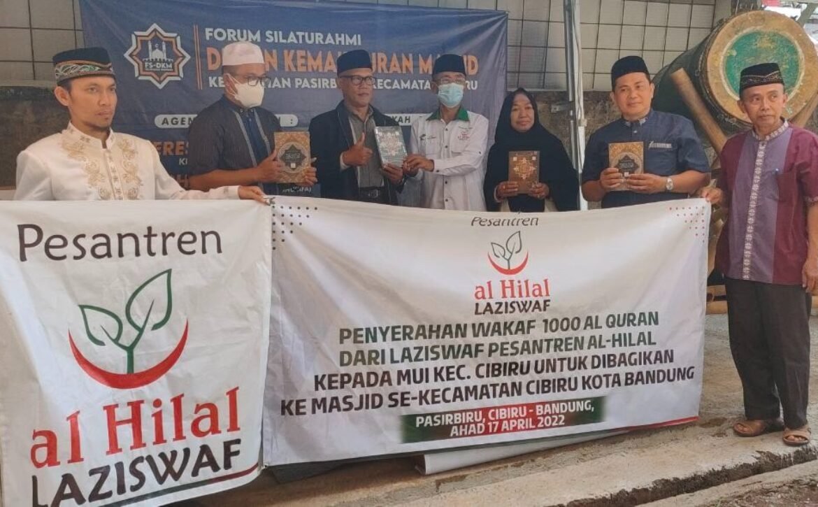 Penyerahan Wakaf 1000 Quran Laziswaf Pesantren Al Hilal