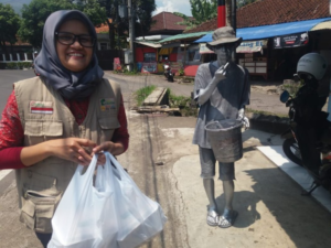 Berbagi Nasi Box di Pinggir Jalan, Komunitas Sahabat Al Hilal 2.0