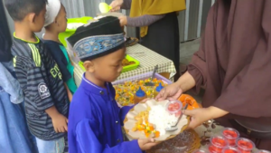 Berbagi Nasi Berkah untuk Santri Yatim & Hafidz Pesantren Al Hilal