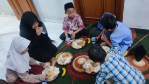 Nasi Jumat Berkah untuk Santri Yatim dan Penghafal Al Quran Pesantren Al Hilal 7 Cipadung Wetan
