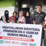 Penyaluran Wakaf Quran Braille, Santunan Beasiswa Pendidikan dan Sembako