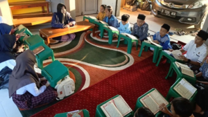Giat Belajar dan Mengaji Santri Rumah Tahfidz Al Hilal 5 Pasirbiru Menggunakan Meja Baru