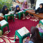 Giat Belajar dan Mengaji Santri Rumah Tahfidz Al Hilal 5 Pasirbiru Menggunakan Meja Baru