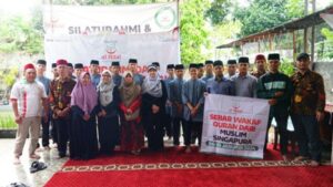 Saudara Muslim Singapura Silaturahmi dan Distribusikan Ribuan Quran Untuk Para Santri di Indonesia