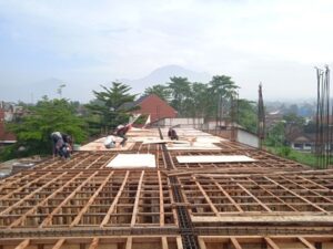 Pembuatan Papan Bekisting dan Blandar Untuk Balok Pengecoran Lantai 3 Masjid Pesantren Al Hilal Cibiru Telah Selesai!