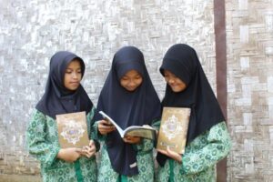 Maksimalkan Amal Jariyah di Hari-Hari Terakhir Ramadhan Dengan Sedekah Al Quran Untuk Santri di Pelosok Flores Timur dan Jawa Barat
