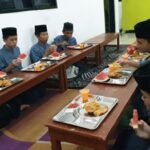 Buka Puasa Sunnah Bersama Santri Yatim Penghafal Quran Pesantren Al Hilal Panyileukan Meriahkan Bulan Syawal di Pondok