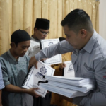 LAZISWAF Pesantren Al Hilal Sukses Hadirkan Wakaf Quran dan Iqra Braille Kepada 10 Sahabat Tunanetra Tasikmalaya Selatan!