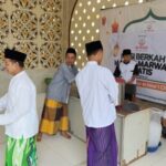 Pendistribusian Nasi Berkah untuk Jamaah Shalat Jumat di Masjid Marwah Pesantren Al Hilal 1 Cililin