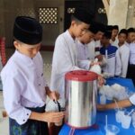 Nasi Jumat Berkah Kembali Disalurkan di Masjid Marwah Pesantren Al Hilal 1 Cililin