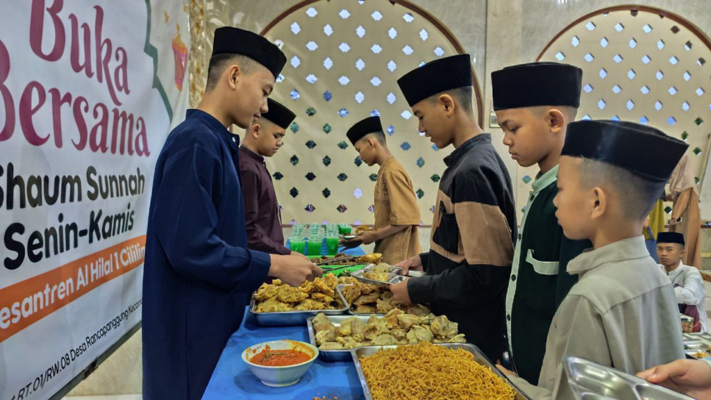 Terima Kasih! Hidangan Berbuka Puasa Kembali Dinikmati Santri Yatim Penghafal Quran Al Hilal