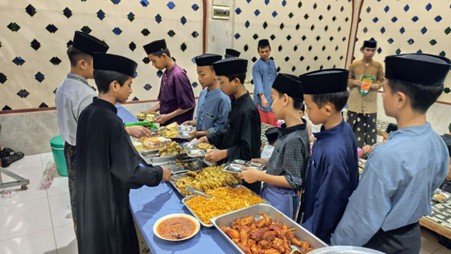 Terima Kasih! Sedekah Buka Puasa yang Sahabat Tunaikan Telah Tersampaikan Kepada Para Santri Yatim Penghafal Quran Pesantren Al Hilal