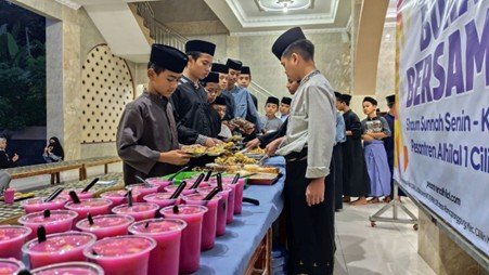 Terima Kasih! Sedekah Buka Puasa yang Sahabat Tunaikan Telah Tersampaikan Kepada Para Santri Yatim Penghafal Quran Pesantren Al Hilal