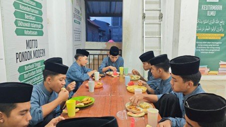 Terima Kasih! Sedekah Buka Puasa yang Sahabat Tunaikan Telah Tersampaikan Kepada Para Santri Yatim Penghafal Quran Pesantren Al Hilal