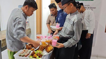 Terima Kasih! Sedekah Buka Puasa yang Sahabat Tunaikan Telah Tersampaikan Kepada Para Santri Yatim Penghafal Quran Pesantren Al Hilal