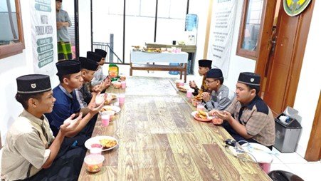 Terima Kasih! Sedekah Buka Puasa yang Sahabat Tunaikan Telah Tersampaikan Kepada Para Santri Yatim Penghafal Quran Pesantren Al Hilal