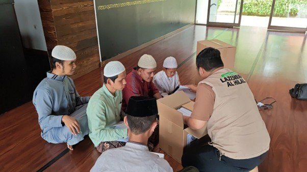 Pesantren Al Hilal Salurkan Quran Braille