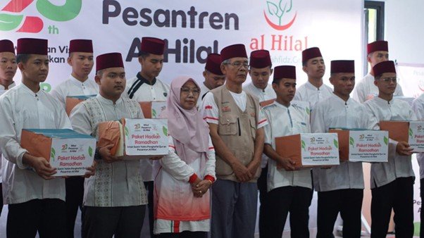 Semarak Milad Pesantren Al Hilal, Sedekah Granit dan Hadiah Ramadhan pun Disalurkan