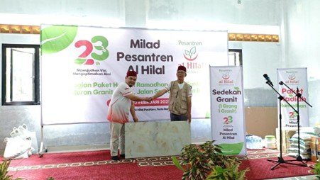 Semarak Milad Pesantren Al Hilal, Sedekah Granit dan Hadiah Ramadhan pun Disalurkan