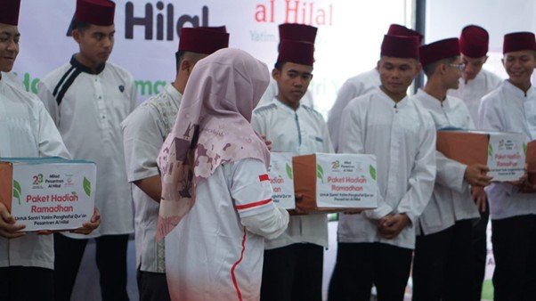 Semarak Milad Pesantren Al Hilal, Sedekah Granit dan Hadiah Ramadhan pun Disalurkan