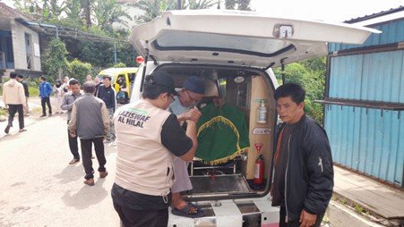 Ambulance Gratis LAZISWAF Pesantren Al Hilal Bantu Pengantaran Jenazah di Kota Bandung