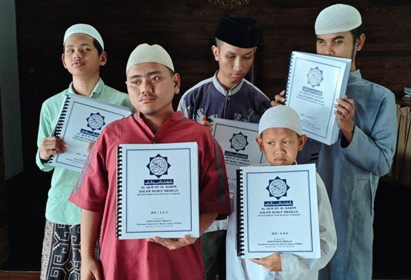 Pesantren Al Hilal Salurkan Quran Braille