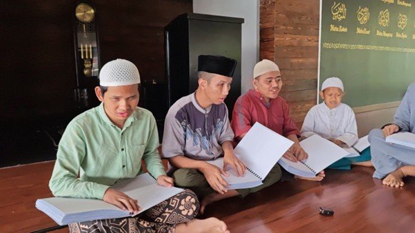 Pesantren Al Hilal Salurkan Quran Braille 