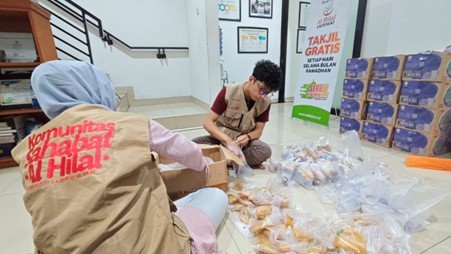 100 Paket Takjil Gratis Hadirkan Kebahagiaan bagi Saudara Muslim yang Berpuasa