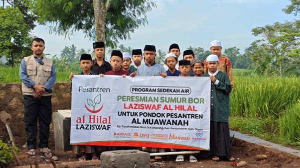 Sumur Bor  54 Meter buat bahagia Santri di Ponpes Al Muawanah