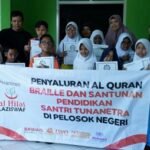 Meski Tak Bisa Menatap Ayat-Nya, Kini Mereka Bisa Membaca dan Menghafal Al-Quran melalui Sentuhan. Terima Kasih Orang Baik!