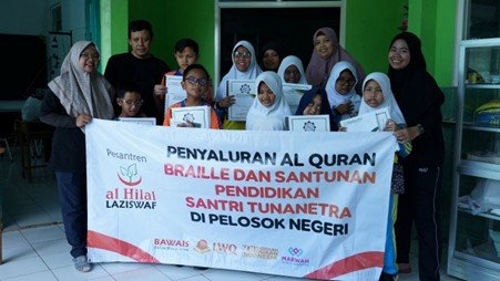 Meski Tak Bisa Menatap Ayat-Nya, Kini Mereka Bisa Membaca dan Menghafal Al-Quran melalui Sentuhan. Terima Kasih Orang Baik!