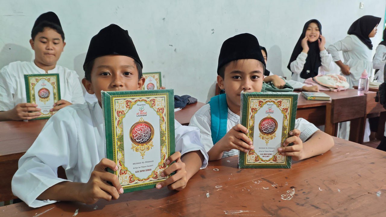 A group of children holding up a picture frame

AI-generated content may be incorrect.