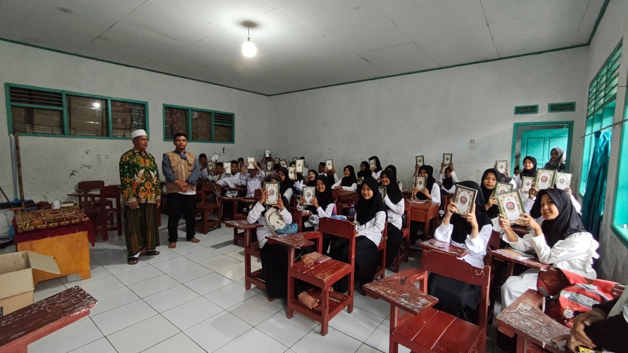 A group of people in a classroom

AI-generated content may be incorrect.