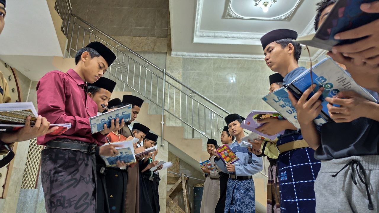 A group of people reading books

AI-generated content may be incorrect.