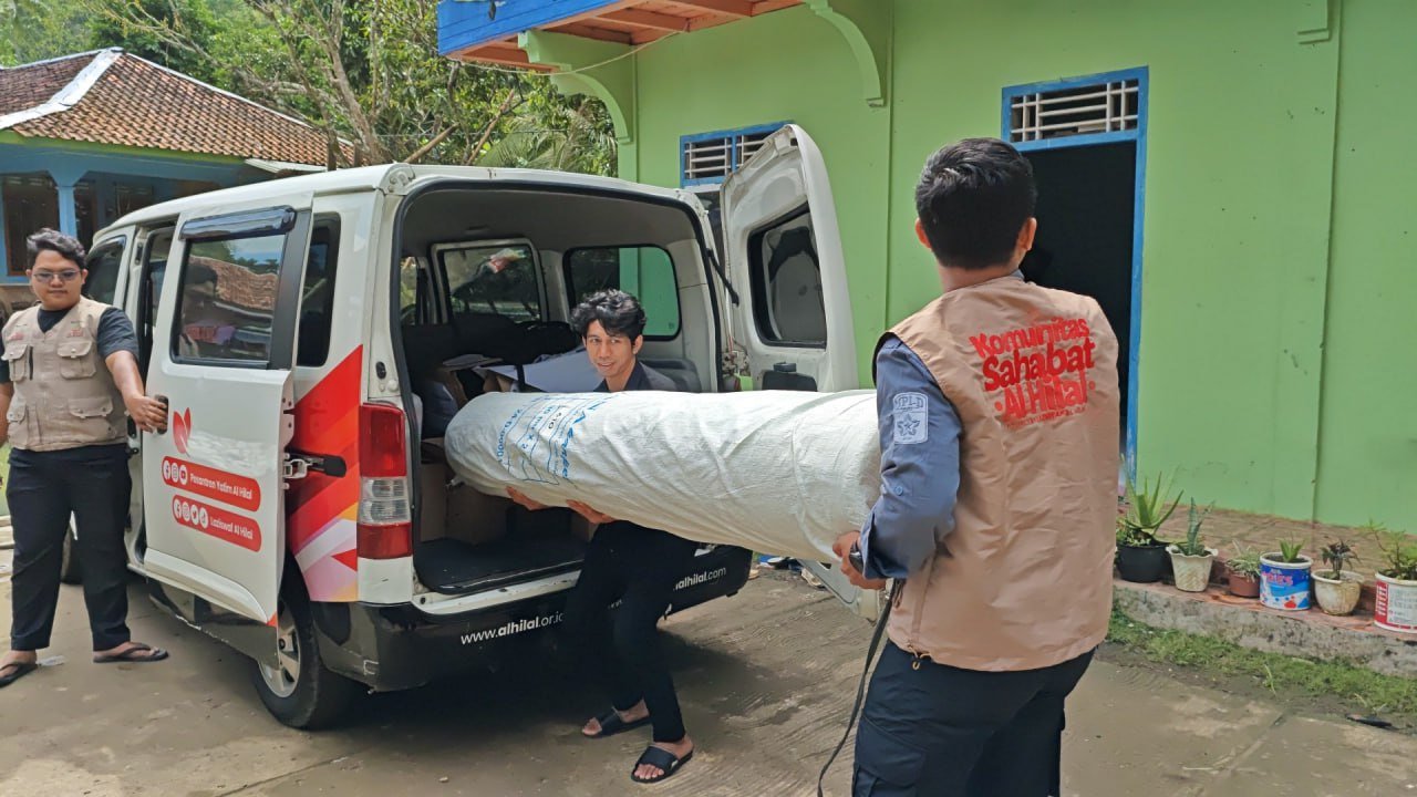 A person carrying a large white object in the back of a van

AI-generated content may be incorrect.