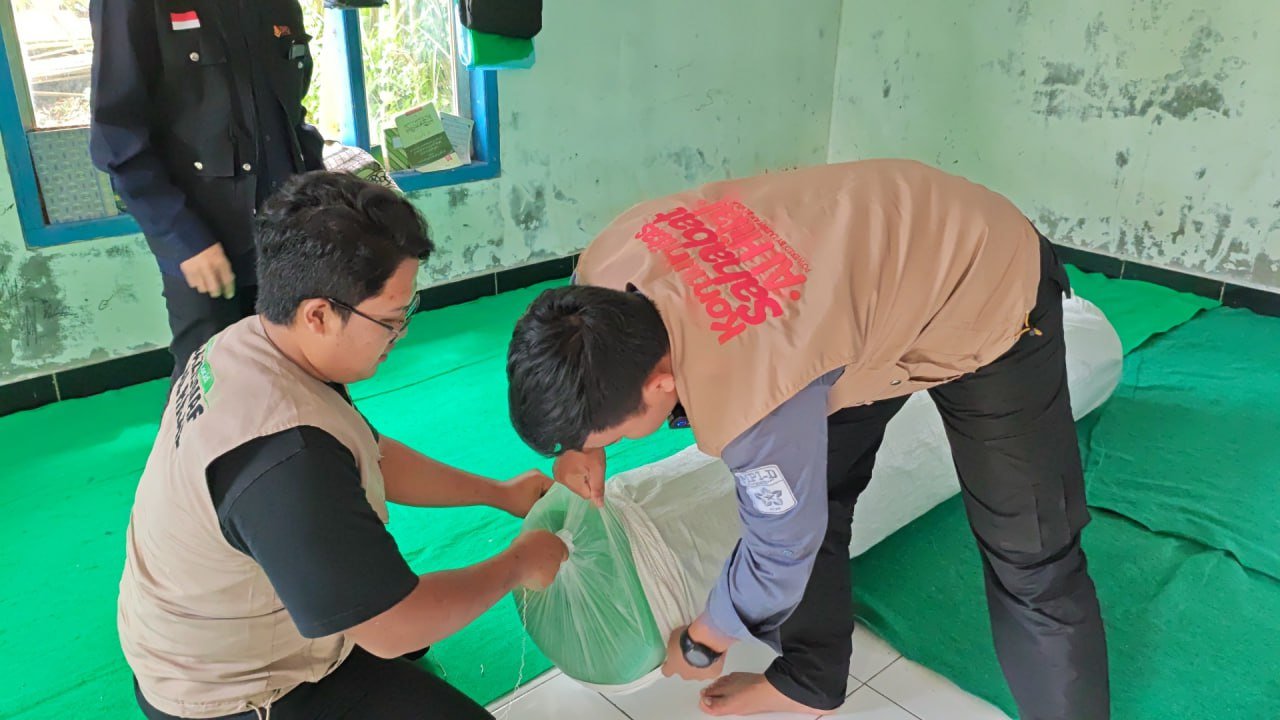 A person holding a bag

AI-generated content may be incorrect.