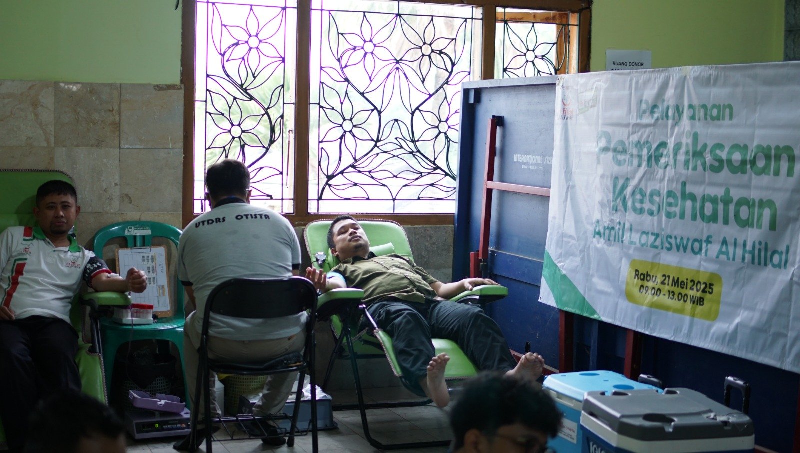 A person lying in a chair

AI-generated content may be incorrect.