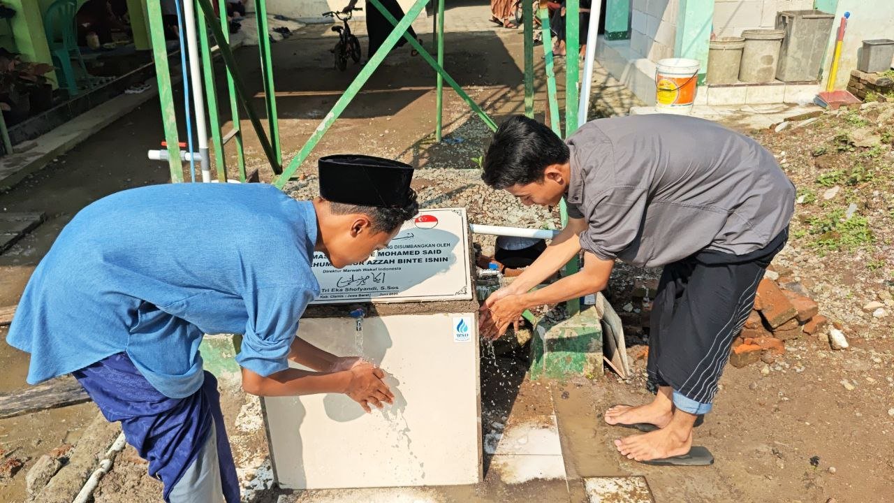 A couple of men washing a box

AI-generated content may be incorrect.