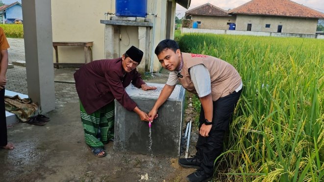 A couple of men washing hands AI-generated content may be incorrect.