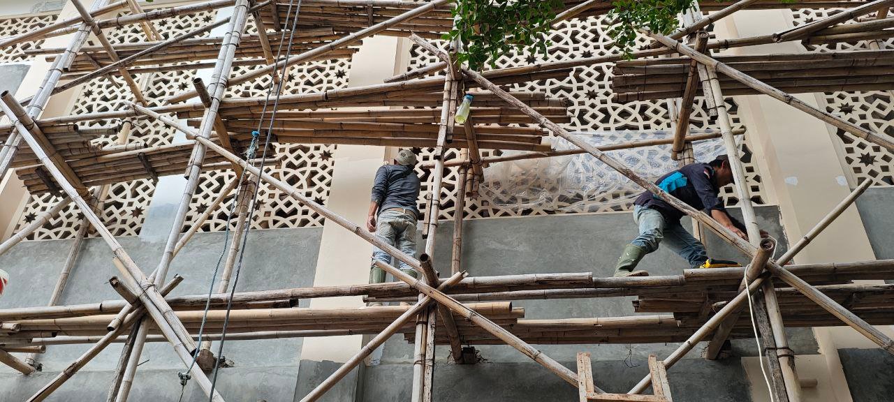 A group of men on scaffolding

AI-generated content may be incorrect.