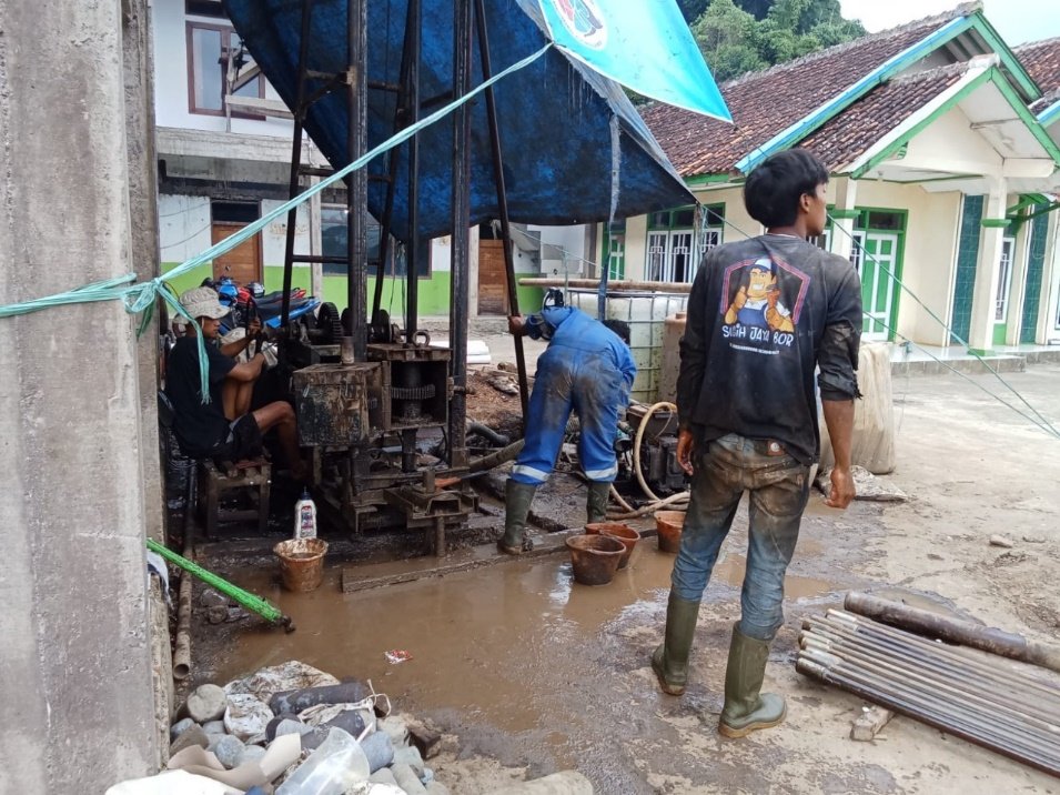 A group of men working on a construction site

AI-generated content may be incorrect.