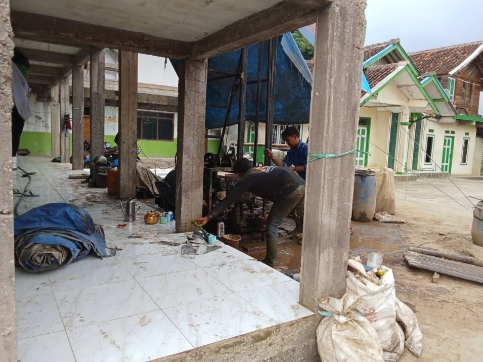 A group of men working under a covered porch

AI-generated content may be incorrect.