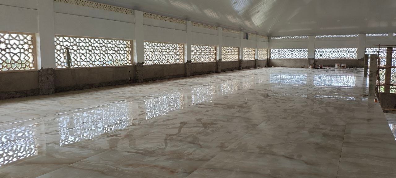 A large room with a large floor

AI-generated content may be incorrect.